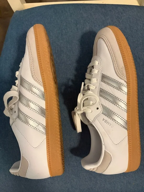 adidas Women's Samba OG Shoes White/Silver/Gum - Picture 4 of 8